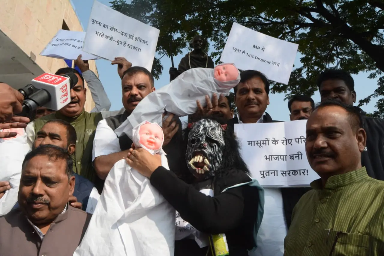 पूतना बनकर विधानसभा पहंचीं कांग्रेस विधायक, छिंदवाड़ा सिरप कांड को लेकर विपक्ष ने किया प्रदर्शन