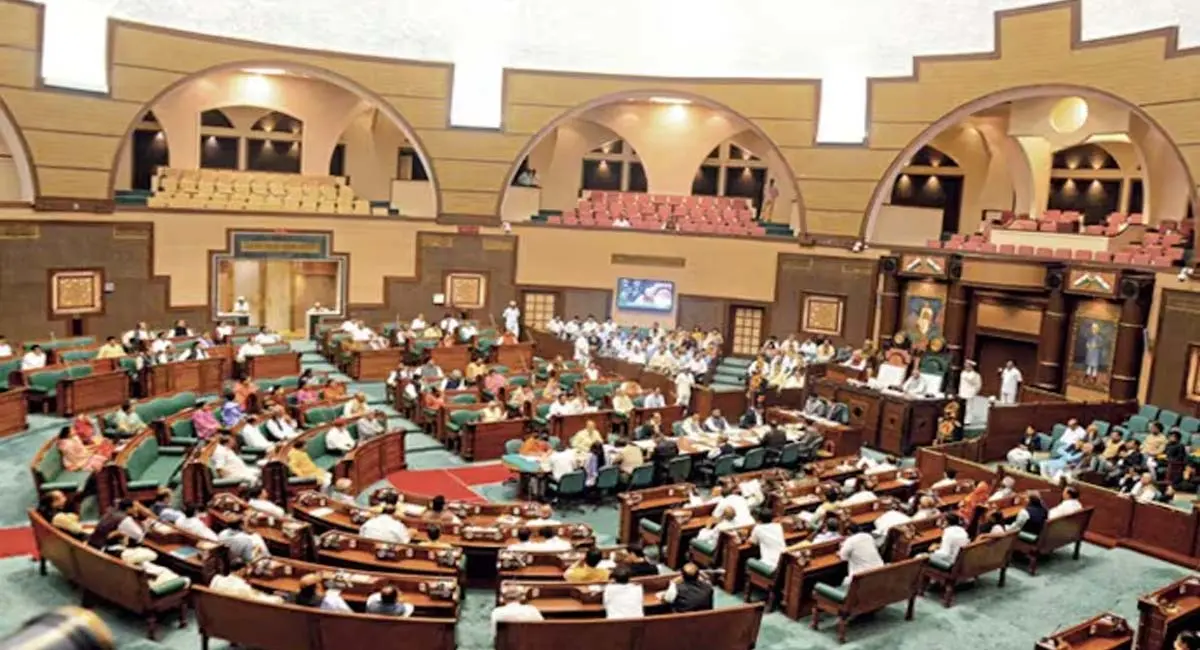 कांग्रेस विधायकों का सदन में हंगामा, सिर्फ पांच दिन का सत्र होने पर नाराजगी 