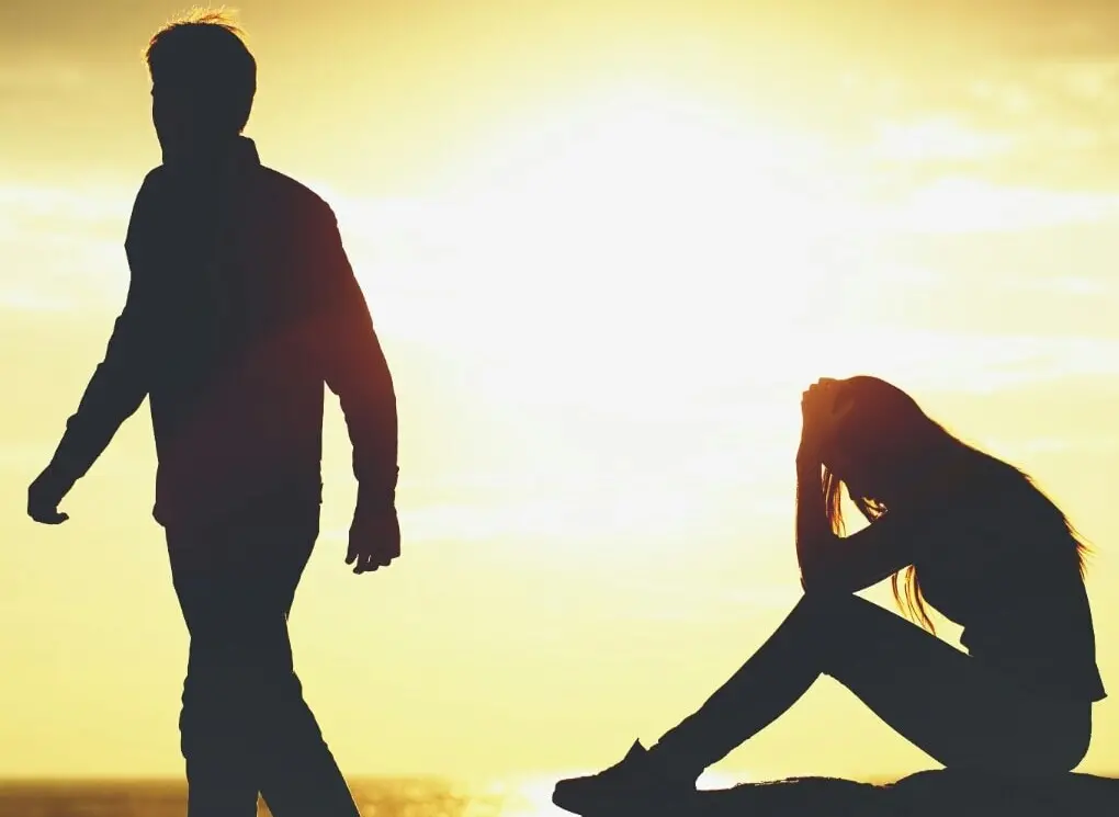 दो प्रेमियों ने बेवफा प्रेमिका के दूल्हे को गिफ्ट में सौंपे अफेयर के सबूत !