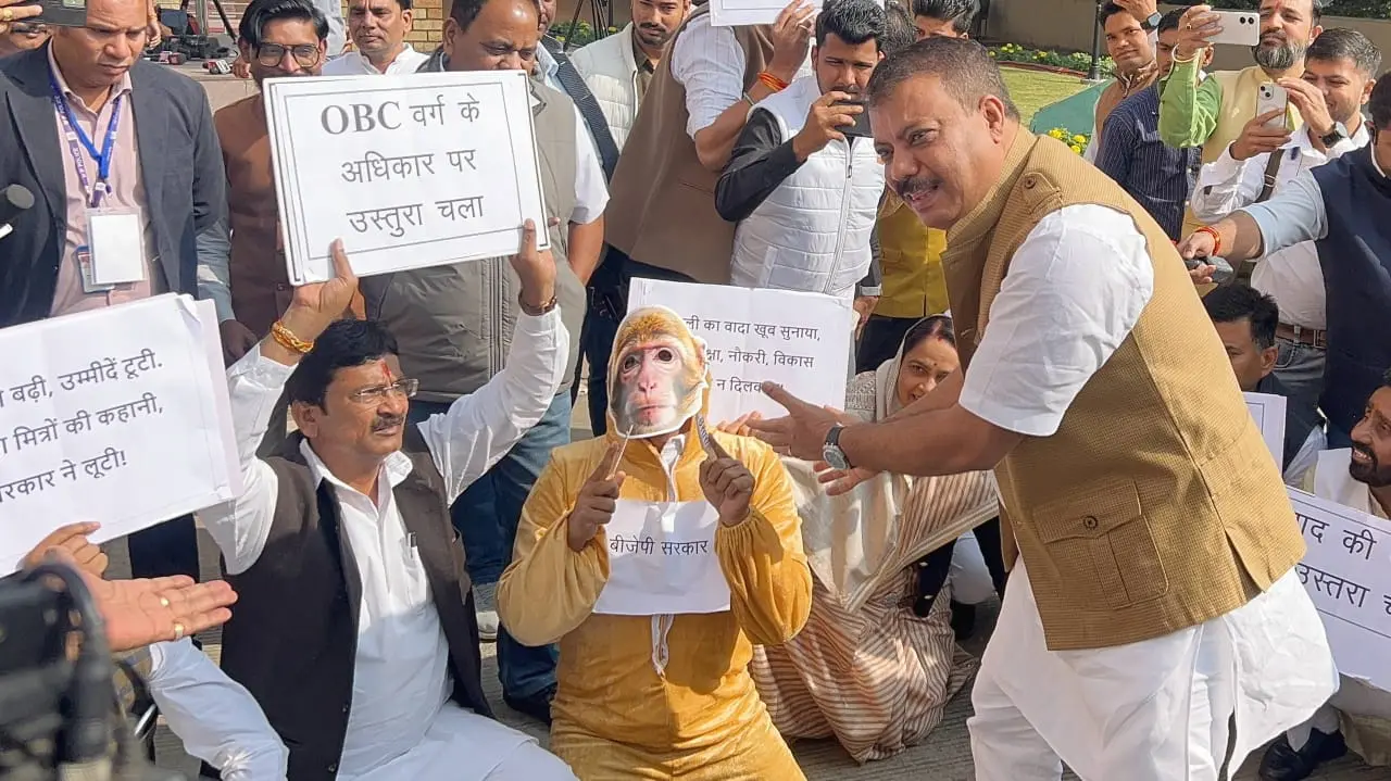 जुन्नारदेव विधायक सुनील उइके बंदर बनकर पहुंचे विधानसभा, यह है मामला..!