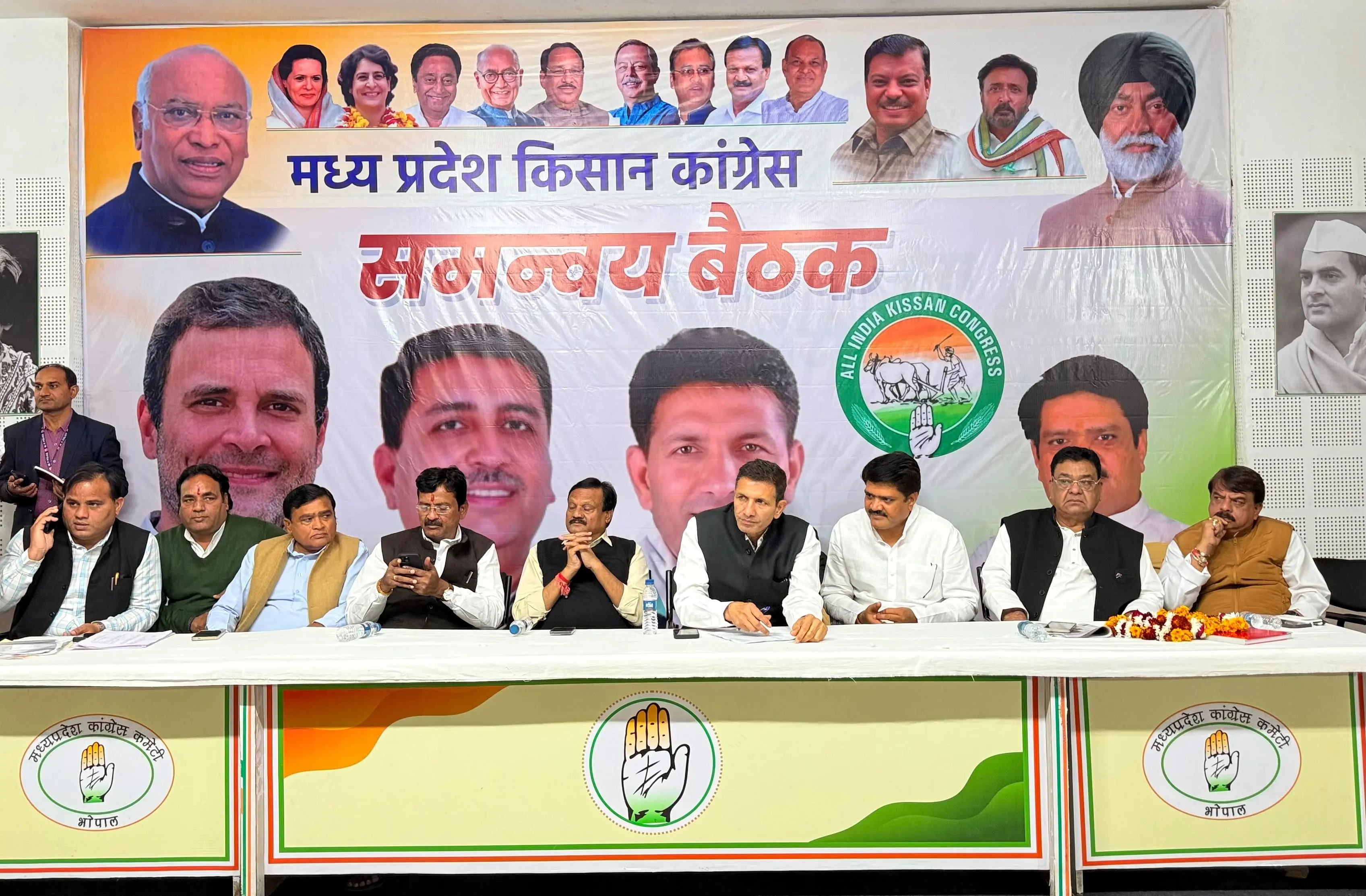 किसानों के साथ विधानसभा का घेराव करेगी कांग्रेस, वरिष्ठ नेताओं के साथ बैठक में फैसला