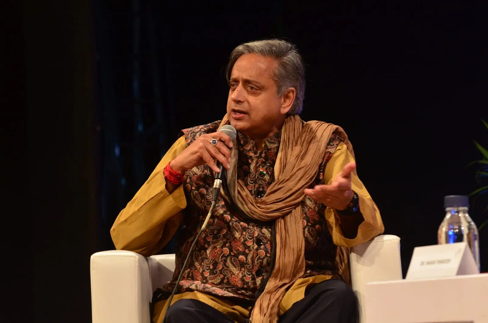 राहुल गांधी की बैठक से फिर गायब रहे शशि थरूर, जानिए क्या है मामला..!