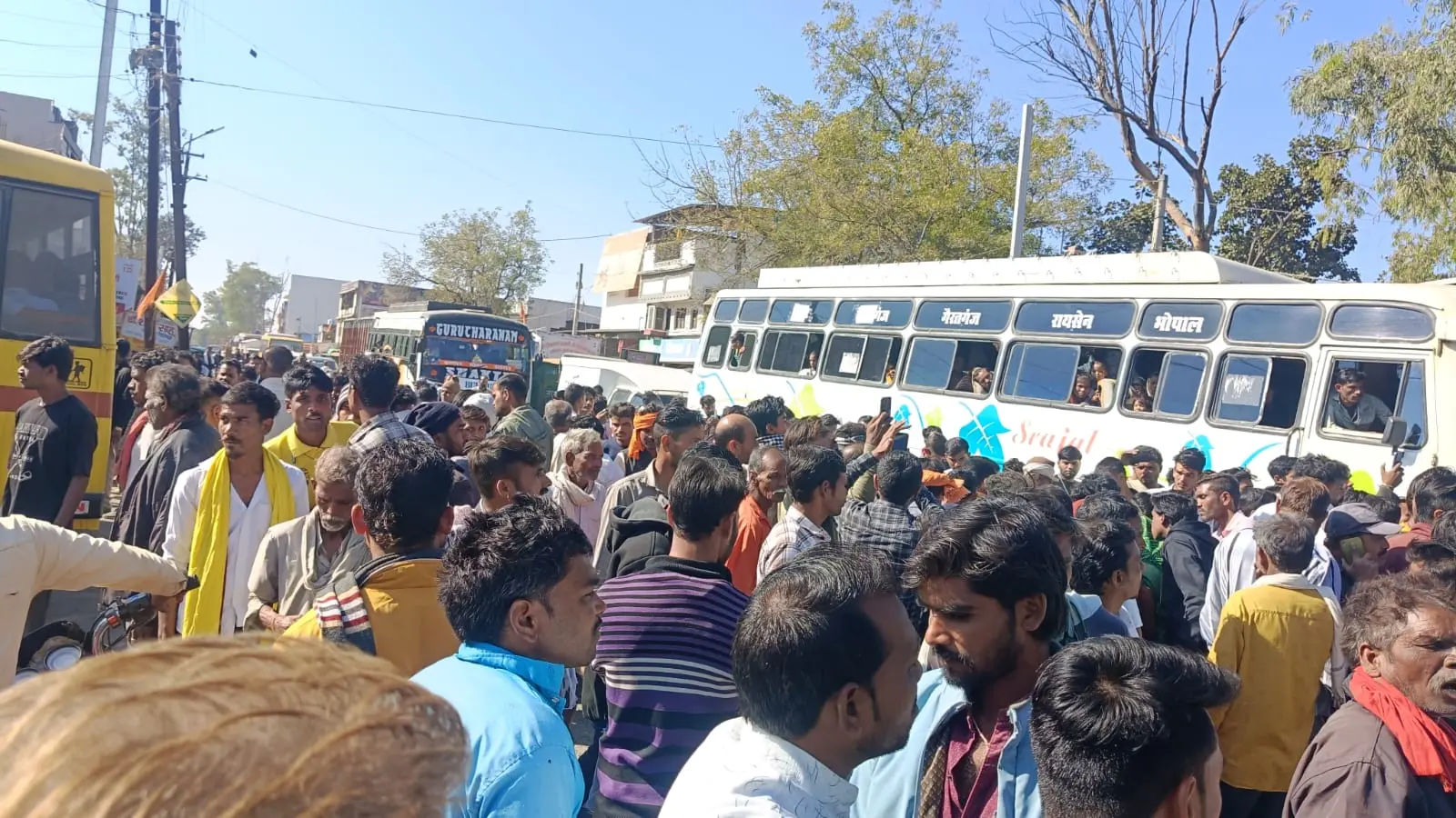 ट्रैक्टर की टक्कर से युवक की मौत के बाद गुस्साए लोगों ने हाईवे पर किया चक्काजाम