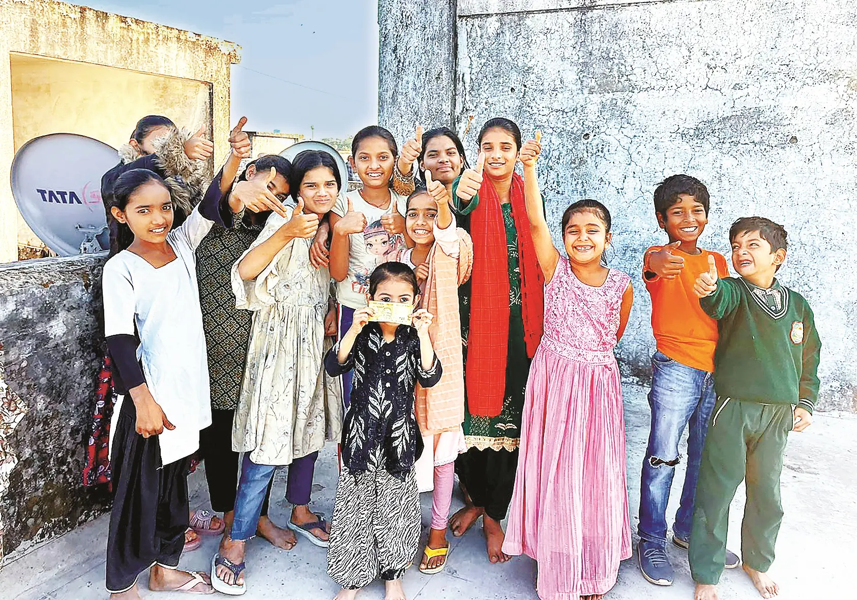 स्वच्छता के लिए बच्चे बने पहरेदार, कचरा फेंकने वालों पर लगा रहे फाइन