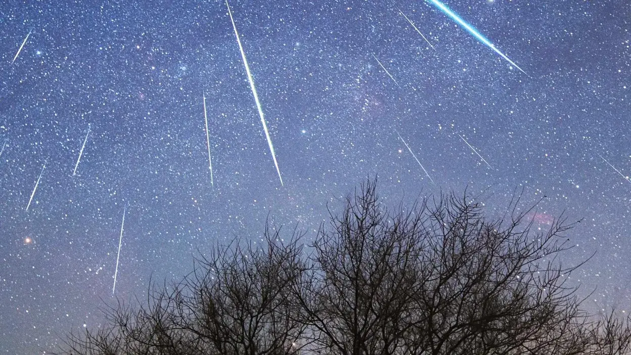 कल रात आकाश में अनूठी आतिशबाजी, देख सकेंगे Geminid Meteor Shower