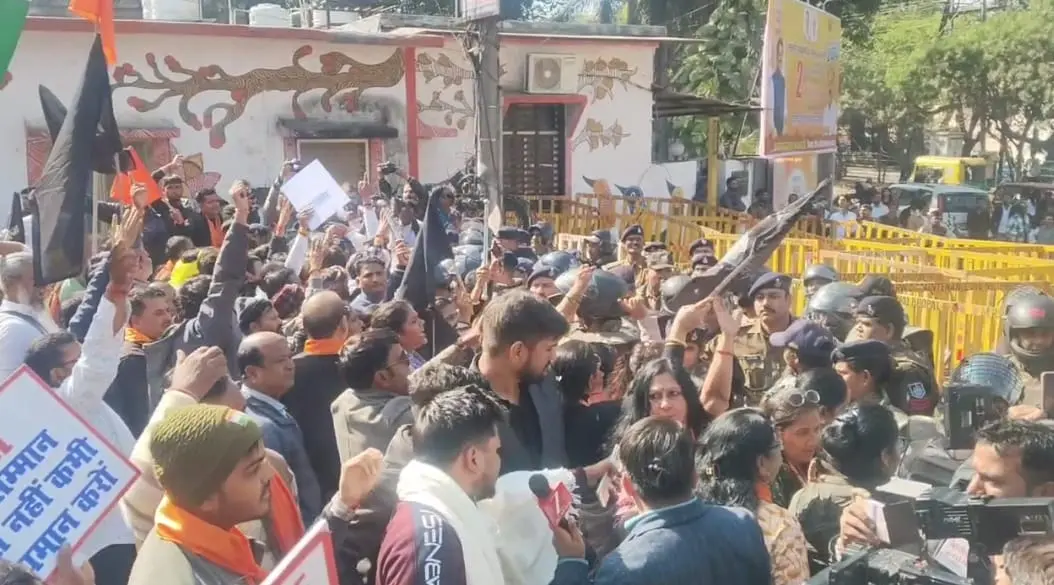 IAS संतोष वर्मा पर कार्रवाई को लेकर सीएम हाउस घेरने निकले ब्राह्मण, पुलिस से झड़प