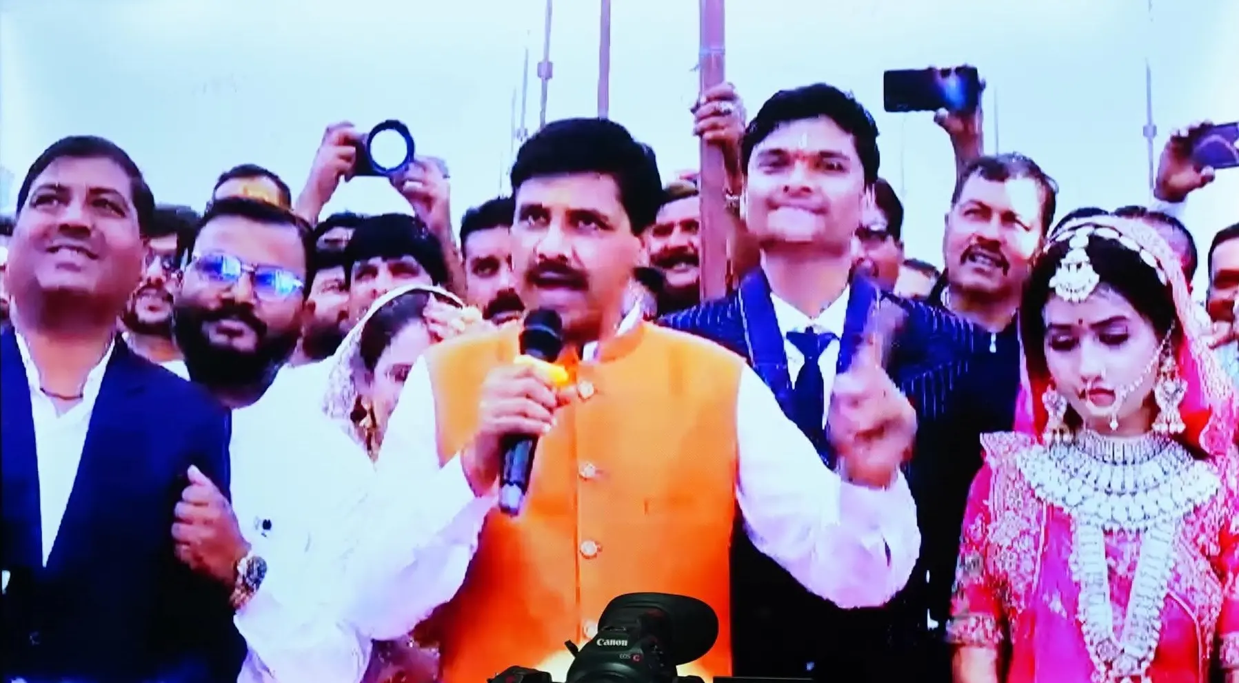 ये विधायक करा चुके हैं 10 हजार बेटियों के विवाह, दिव्यांग दुल्हन को कराई हेलिकॉप्टर की सवारी