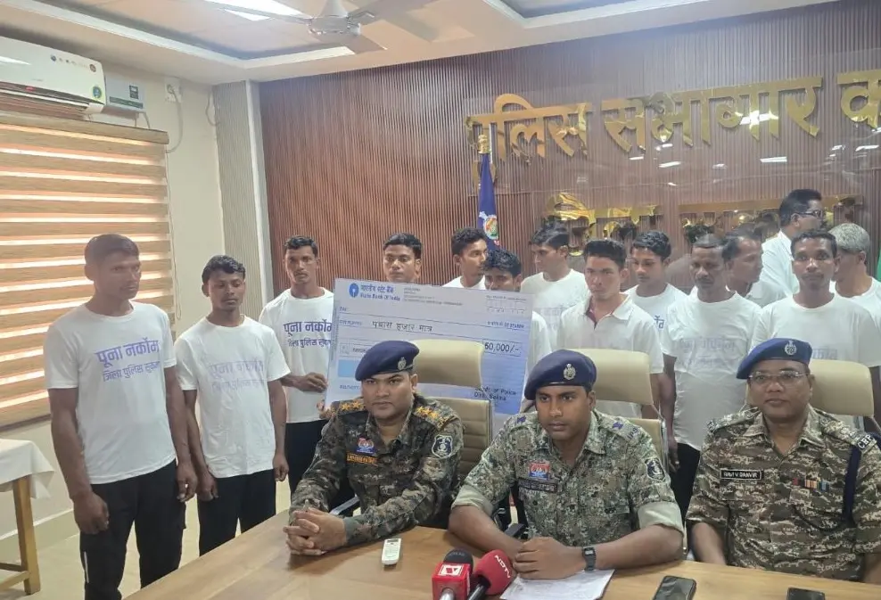 सुकमा में 22 नक्सलियों ने किया सरेंडर, सरकार के साथ मिलकर काम करेंगे