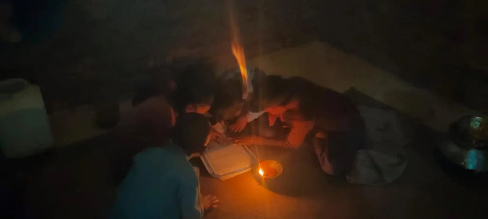 अंधेरे में रह रहे उमरिया के बाघन्नारा गांव के बैगा परिवार, पांच साल पहले खंभे-तार लगे पर बिजली नहीं आई