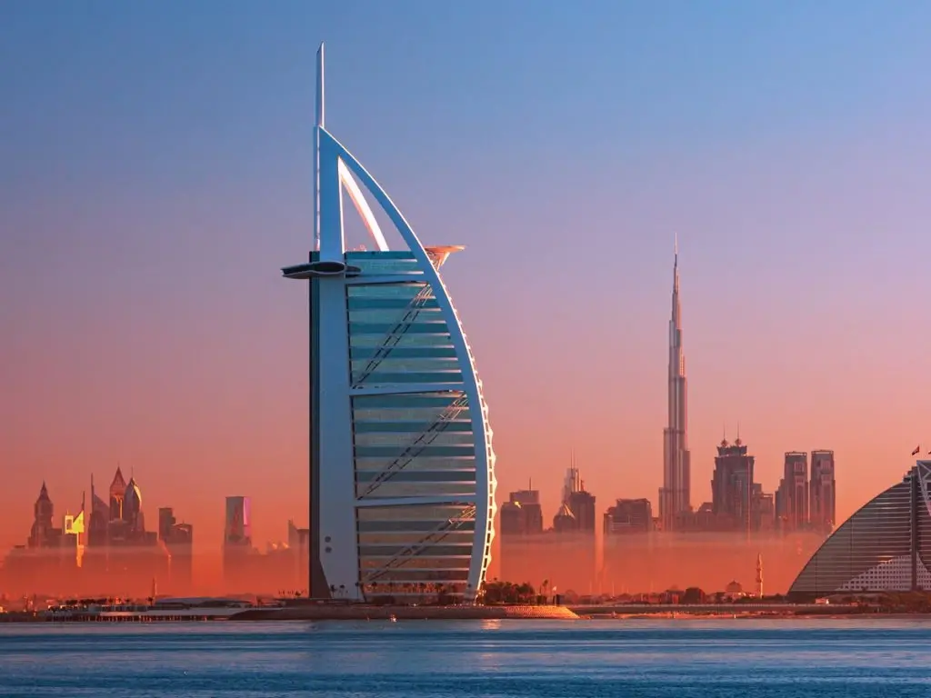 दुबई से इंदौर के डॉ. समीर शर्मा ने बताया हालात सामान्य, मॉल, मेट्रो सब चालू हैं