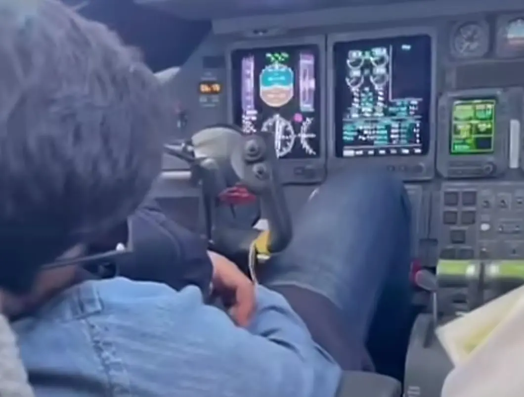 अजित पवार के बेटे ने वीएसआर वेंचर्स के मालिक का कॉकपिट में सोते हुए वीडियो शेयर किया