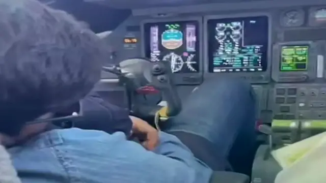 अजित पवार के बेटे ने वीएसआर वेंचर्स के मालिक का कॉकपिट में सोते हुए वीडियो शेयर किया