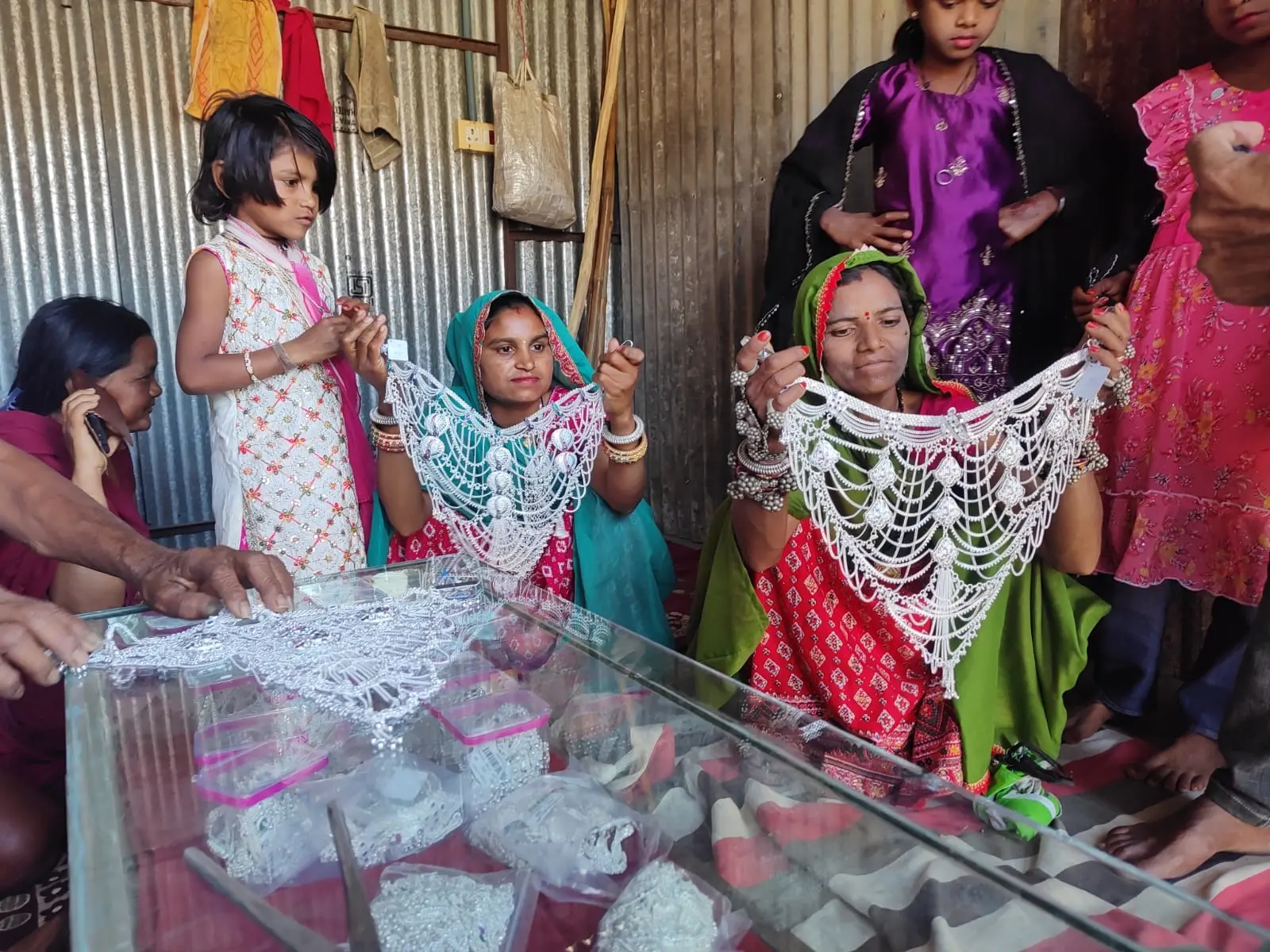 महंगी चांदी ने बदली पसंद, भगोरिया में नकली गहनों की बढ़ी मांग