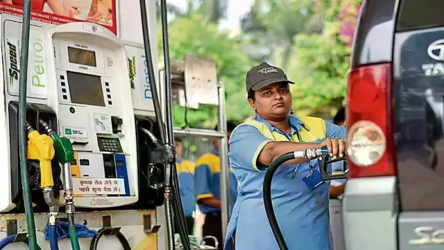 प्रीमियम पेट्रोल हुआ महंगा, हर कंपनी ने 2 रुपए से ज्यादा बढ़ा दिए दाम, क्या इसके बाद नॉर्मल पेट्रोल की बारी?