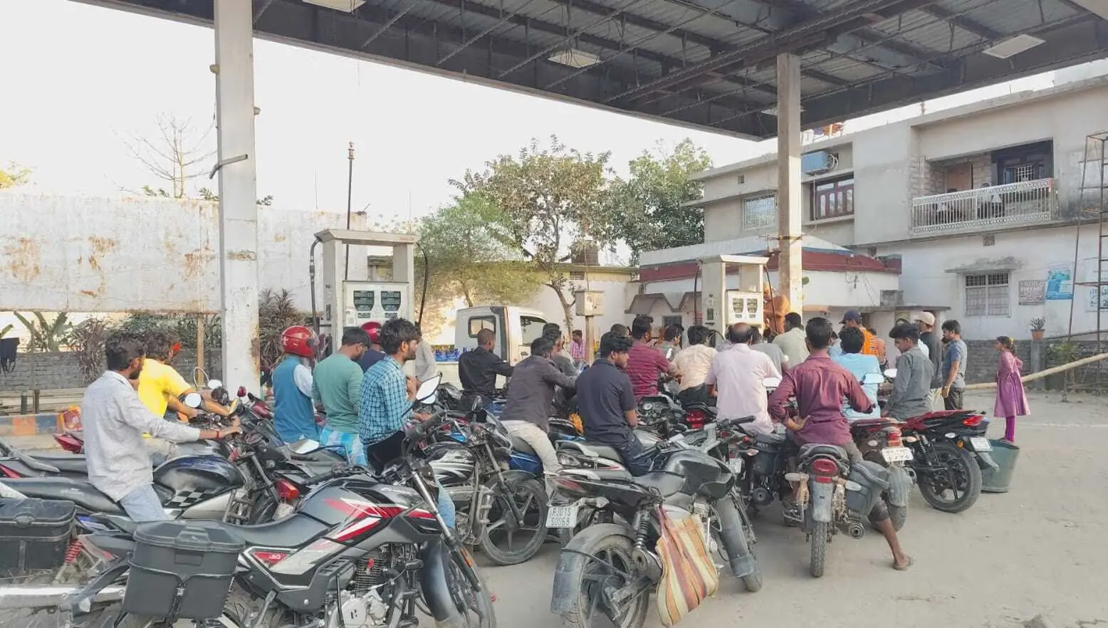 बाइक वालों को 200 और फोर व्हीलर्स वालों को मिलेगा सिर्फ 2000 का पेट्रोल, इस जिले के पेट्रोल पंपों पर तय कर दी लिमिट