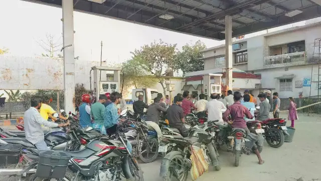 बाइक वालों को 200 और फोर व्हीलर्स वालों को मिलेगा सिर्फ 2000 का पेट्रोल, इस जिले के पेट्रोल पंपों पर तय कर दी लिमिट