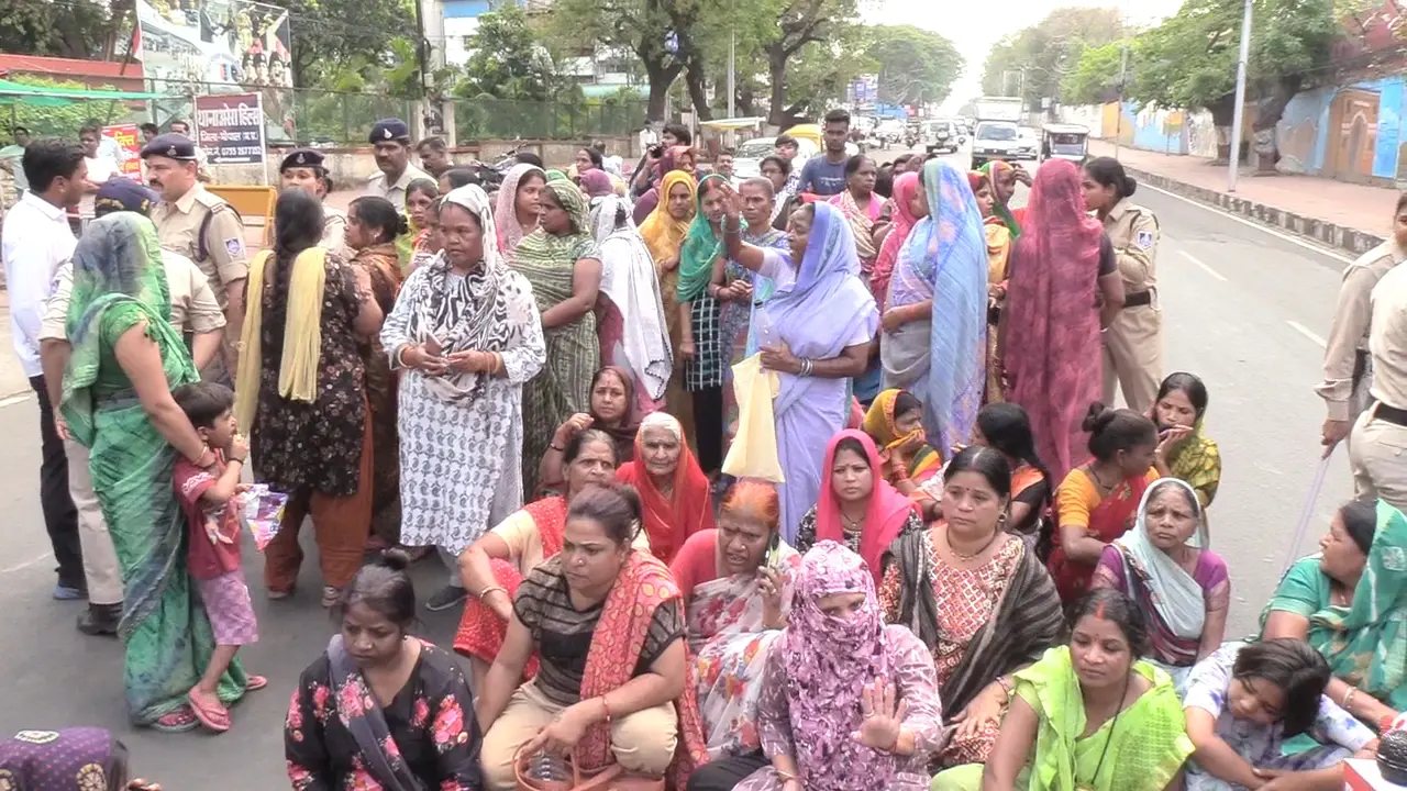 पहले छह साल की बेटी से रेप की कोशिश, अब आरोपी के परिवार वाले मां को दे रहे धमकियां...पब्लिक ने थाना घेरा