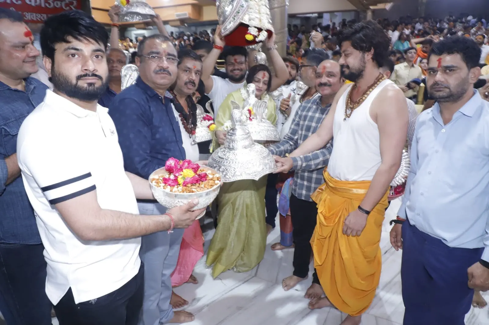 उज्जैन के महाकाल मंदिर में 30 किलो चांदी की सामग्री व ड्रोन कैमरा दान