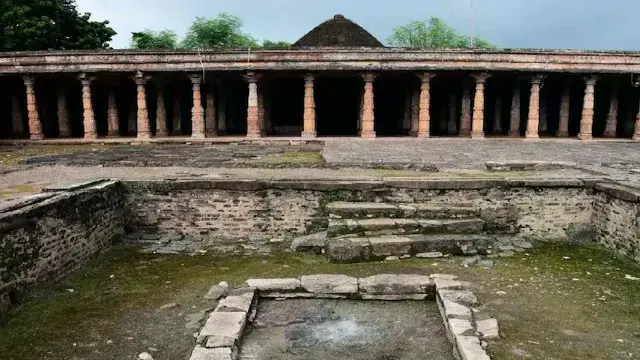 भोजशाला परिसर एक मंदिर और संस्कृत शिक्षा का केंद्र है