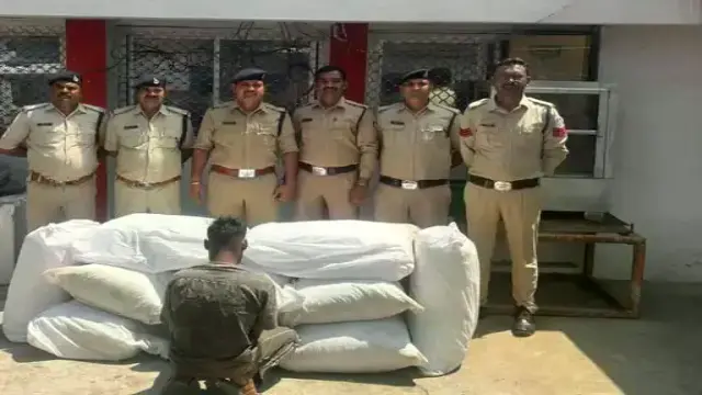 नाकाबंदी देख भागे तस्कर; पेड़ से टकराई कार, 1.12 करोड़ का गांजा जब्त