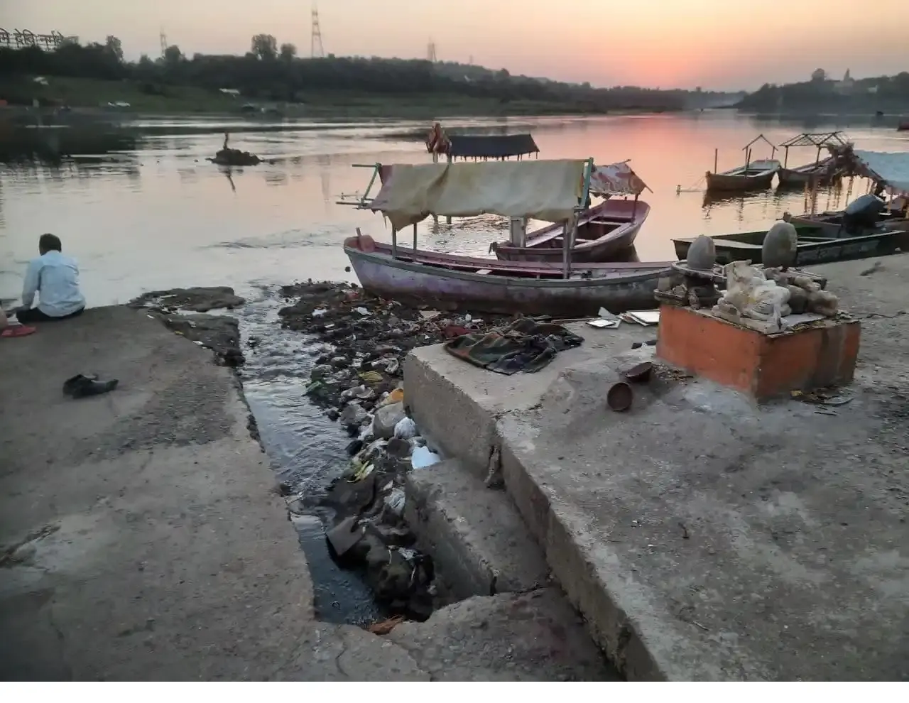 नर्मदा में घुल रहा जहर, 34 नदियों व 43 नालों के साथ ही 9 शहरों का सीवेज बना बड़ा खतरा