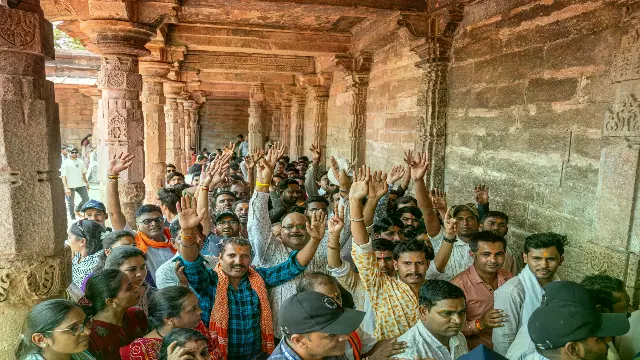 शुक्रवार को हिंदूओं ने दिनभर की पूजा, सामूहिक आरती उतारी, 721 साल बाद ऐसा अवसर