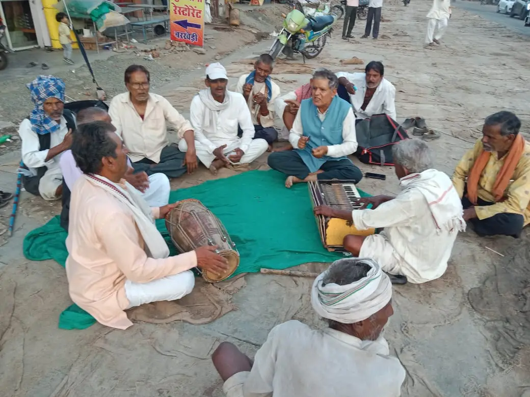 बार-बार गुल हो रही बिजली, तपती दोपहर में किसान रोड पर भजन गाने बैठ गए