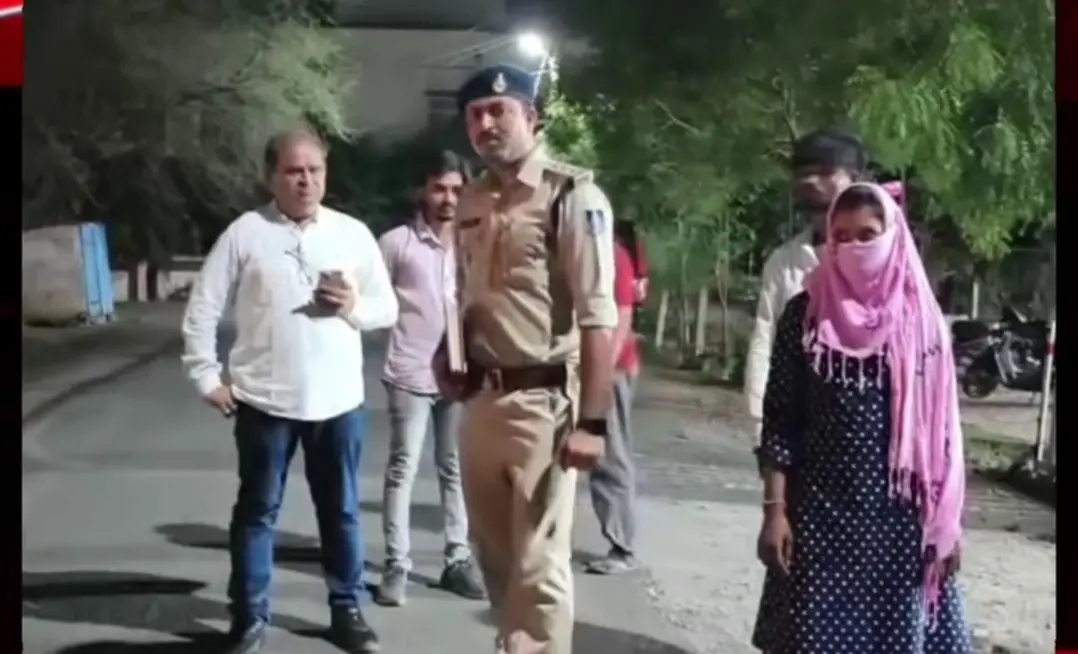 मर्डर के आरोप में पिता-भाई को पुलिस ने भिजवाया जेल, थाने पहुंची युवती ने दिए जिंदा होने के सबूत