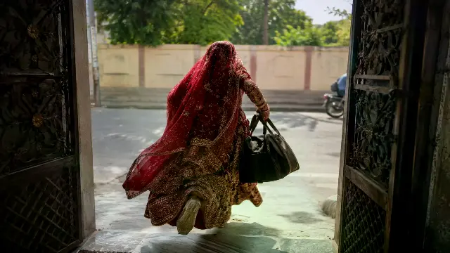 ऑफिस में दोस्ती के बाद प्यार...शादी की और दो दिन बाद ही जेवर-रुपए लेकर भाग गई इंजीनियर की दुल्हनियां