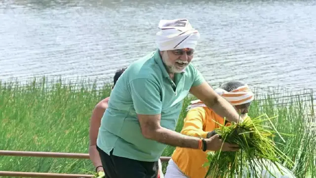 मंत्री प्रहलाद पटेल ने पूर्व विधायक भाई, समर्थकों के साथा नर्मदा में खुद उतरकर की सफाई
