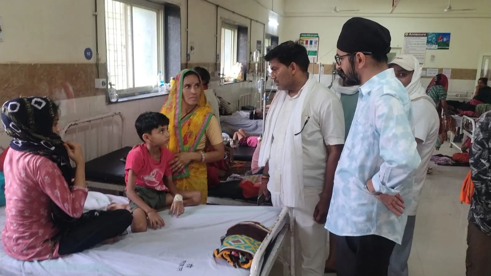 डेढ़ दर्जन से अधिक बच्चे बीमार, जिला अस्पताल में भर्ती