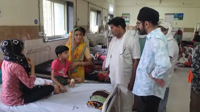डेढ़ दर्जन से अधिक बच्चे बीमार, जिला अस्पताल में भर्ती