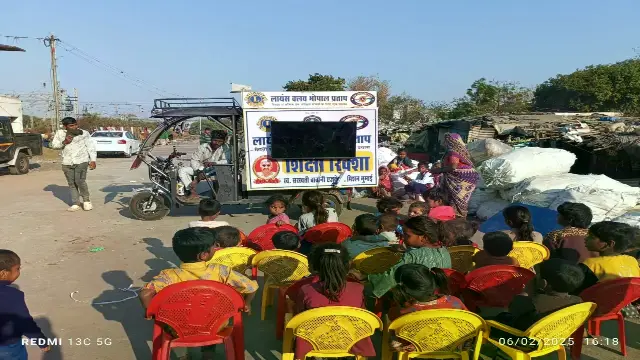 किताबों, उम्मीदों और सपनों की क्लास, बच्चों के घर पहुंचता है मूविंग स्कूल