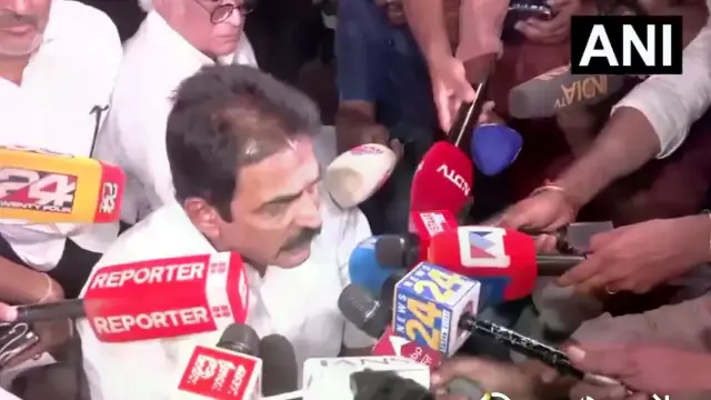 दिल्ली में चुनाव आयोग दफ्तर के बाहर धरने पर बैठे कांग्रेस के दिग्गज