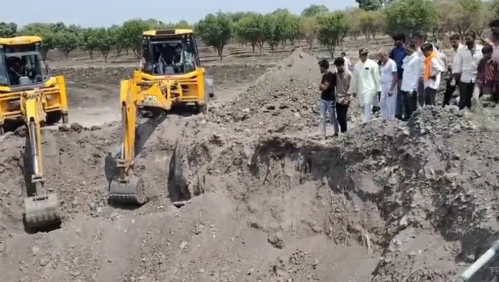 बन रहा नया कुआं धंसने से जनपद सदस्य की मां और पत्नी दबीं, राहत एवं बचाव कार्य में जुटा प्रशासन