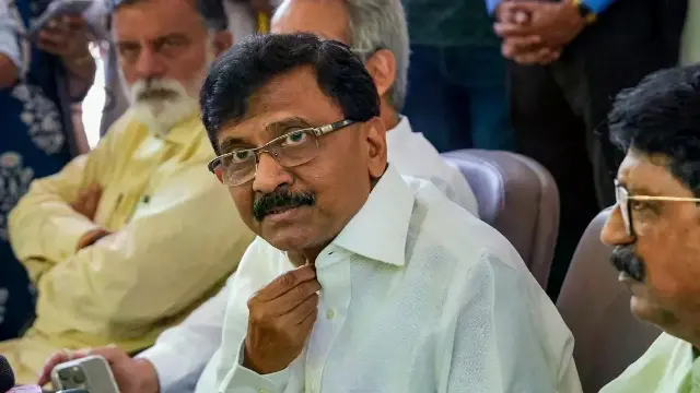 संसदीय दल की बैठक में पहुंचे सिर्फ तीन सांसद, बागियों पर फिर भड़के राउत