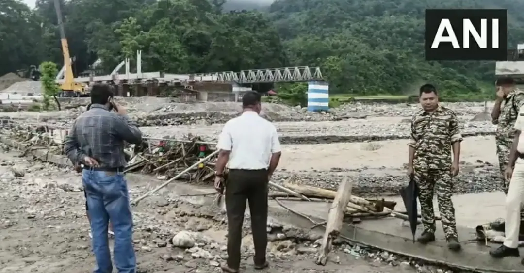 दार्जिलिंग में भारी बारिश के कारण बालासन नदी पर बना पुल टूटा, कई क्षेत्रों का संपर्क कटा