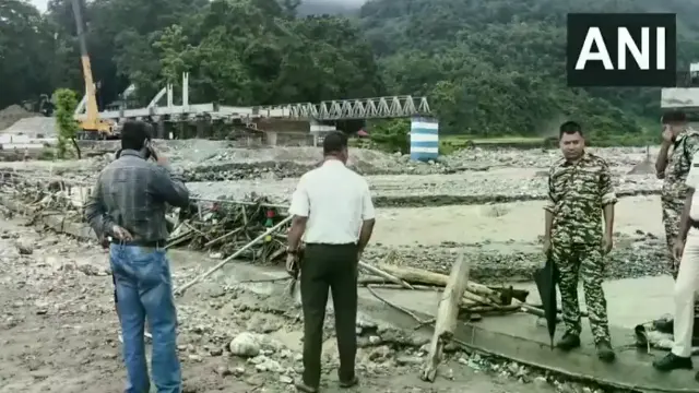 दार्जिलिंग में भारी बारिश के कारण बालासन नदी पर बना पुल टूटा, कई क्षेत्रों का संपर्क टूटा