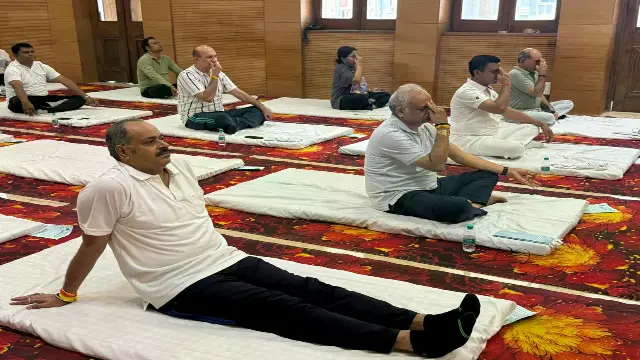 ACJ विवेक रूसिया सहित 6 जजों ने किया योगाभ्यास