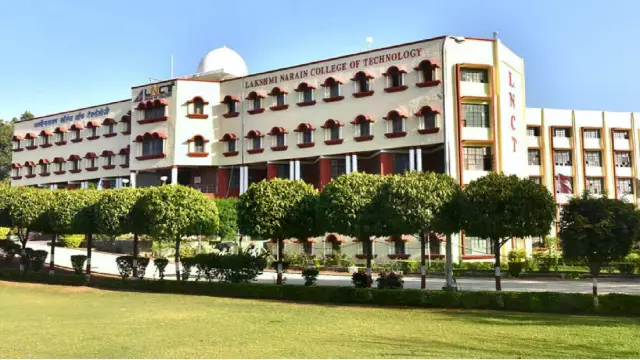200 करोड़ रुपए की हेराफेरी में कार्रवाई
