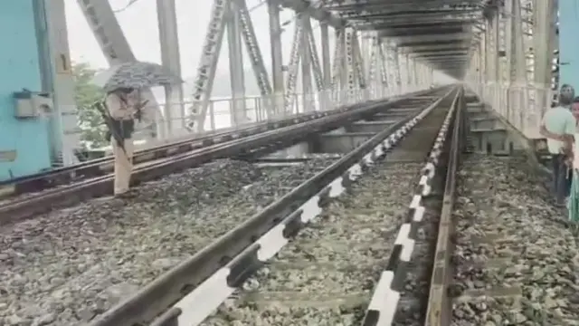 नरनारायण सेतु पर मालगाड़ी की चपेट में आए 4 मजदूर, दो की मौत