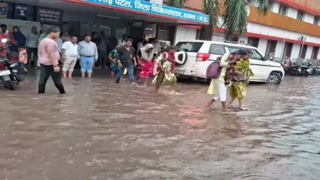 तीन घंटे की बारिश में डूबा सतना, महापौर निवास के सामने भी भरा पानी