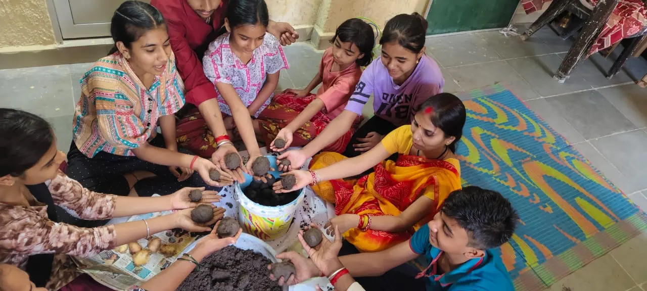 हरियाली के लिए नन्हे कदम...भोपाल की बस्ती के बच्चों ने बनाए सीड बॉल्स, अब लोगों को बांटकर रहे