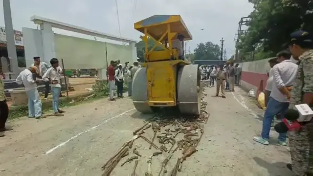 600 से ज्यादा अवैध हथियार बरामद कर चलावा दिया रोलर, कानून व्यवस्था बिगाड़ने वालों पर पुलिस की सख्त नजर