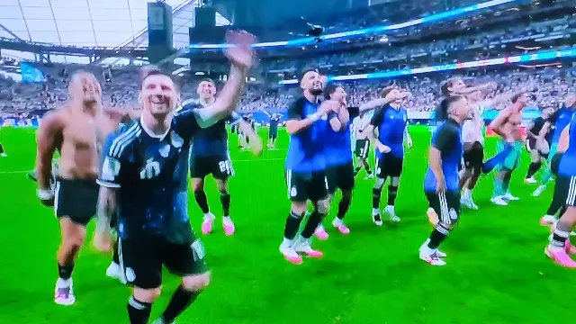 दूसरे सेमीफाइनल में इंग्लैंड को 2-1 से हराकर अर्जेंटीना फाइनल में