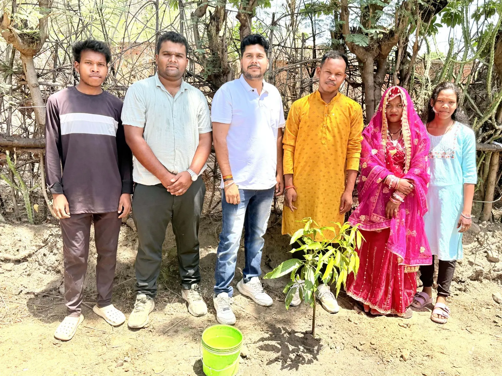 विदाई से पहले पौधा रोपकर नव-दंपति ले रहे संरक्षण का संकल्प