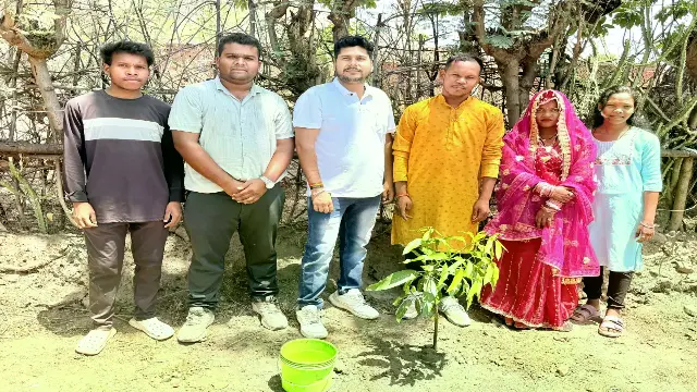 विदाई से पहले पौधा रोपकर नव-दंपति ले रहे संरक्षण का संकल्प