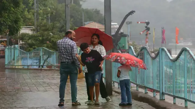 दिनभर बरसे बदरा, लोगों ने उठाया रिमझिम बारिश का लुत्फ