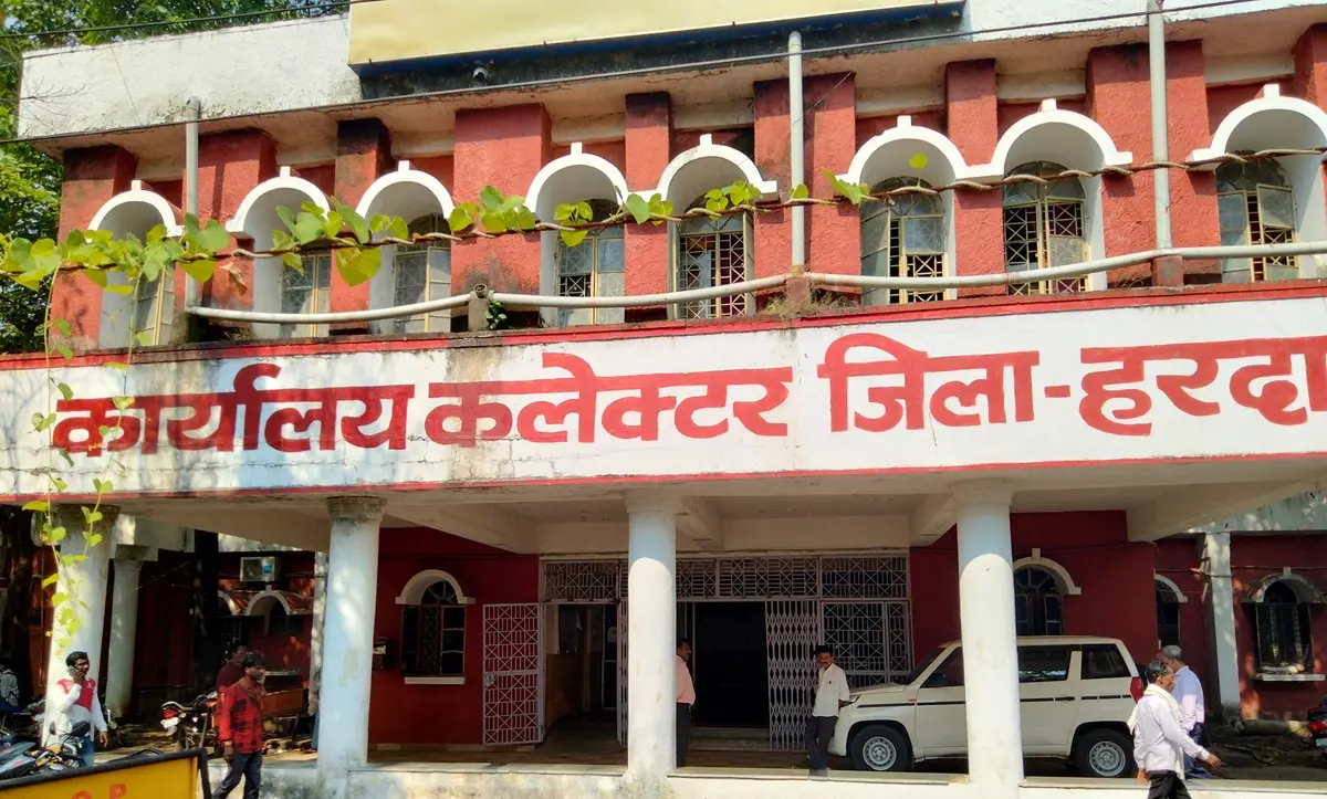 प्रदेशव्यापी आंदोलन के तीसरे चरण में पटवारियों ने सरकारी व्हाट्सएप ग्रुप छोड़ा, 28 से ऑनलाइन कामों का बहिष्कार
