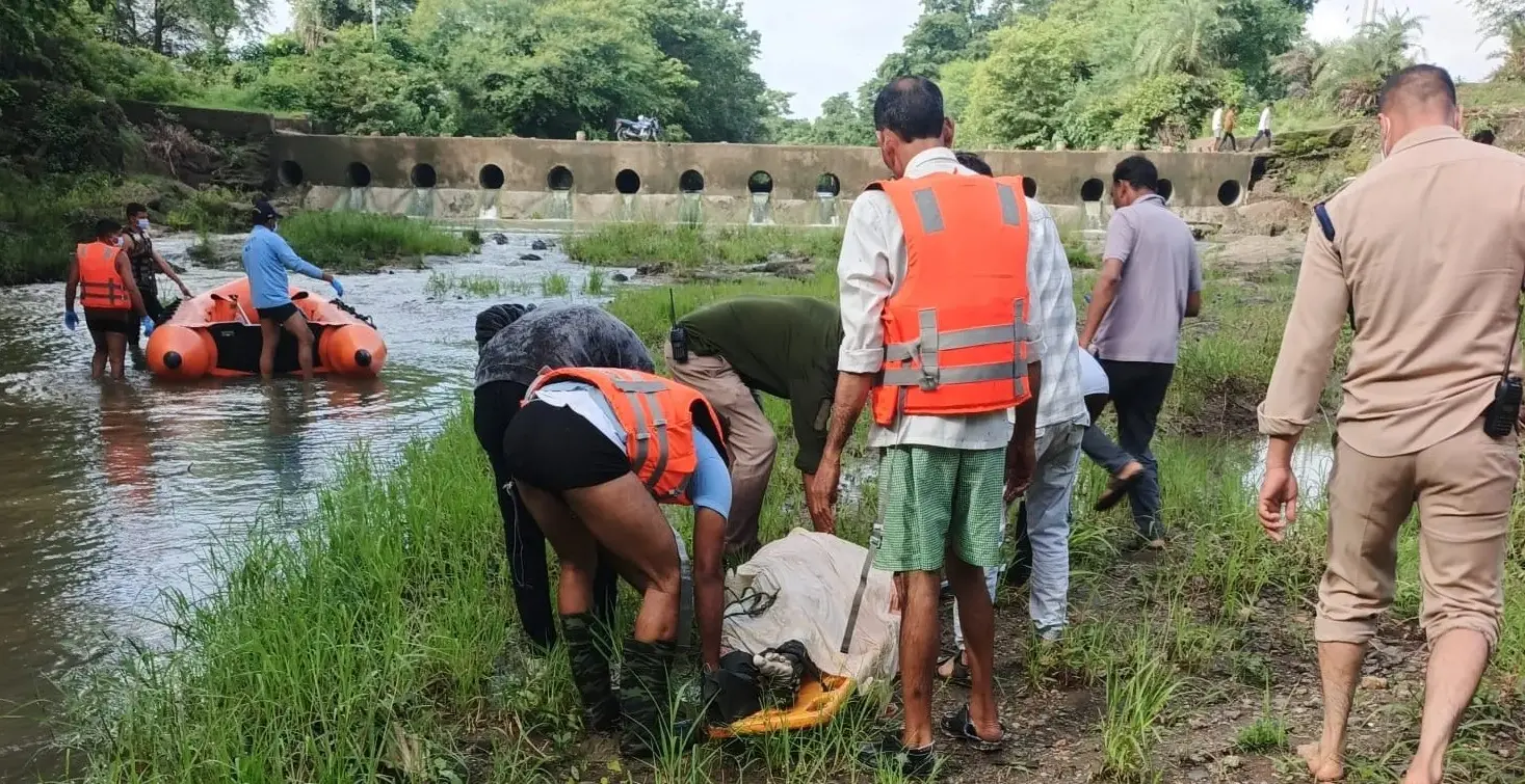 तीन दिन बाद मिला उफनती नदी में बहे युवक का शव, सात किमी दूर से मिट्टी में दबा था
